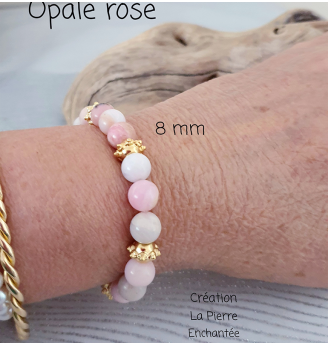 Bracelet en Opale rose , perles 8 mm , finitions dorées .