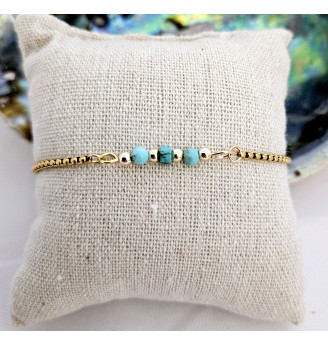Bracelet ajustable chaîne dorée et perles en Turquoise.