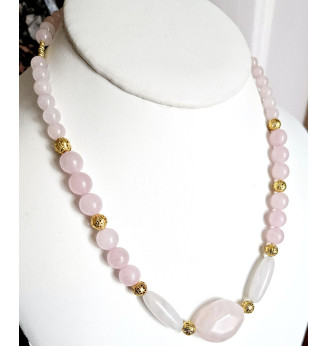 Collier en Quartz rose avec finitions dorées.