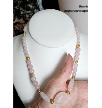 Collier en Quartz rose avec finitions dorées.