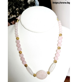 Collier en Quartz rose avec finitions dorées.
