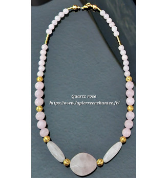 Collier en Quartz rose avec finitions dorées.