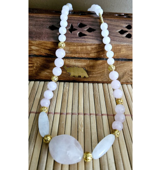 Collier en Quartz rose avec finitions dorées.