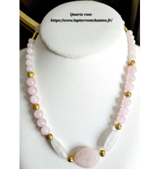Collier en Quartz rose avec finitions dorées.