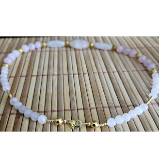 Collier en Quartz rose avec finitions dorées.