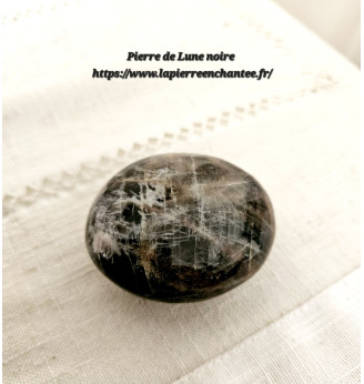 Pierre de Lune noire, galet poli  .