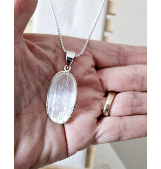 Pendentif en Sélénite, finitions argentées.