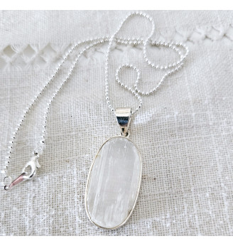 Pendentif en Sélénite, finitions argentées.