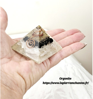 Orgonite en Sélénite et Tourmaline noire.