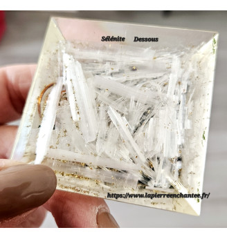 Orgonite en Sélénite et Tourmaline noire.