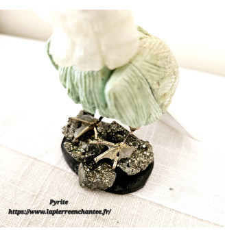 Oiseau en Calcite sur un socle en Pyrite.
