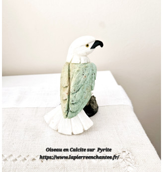 Oiseau en Calcite sur un socle en Pyrite.