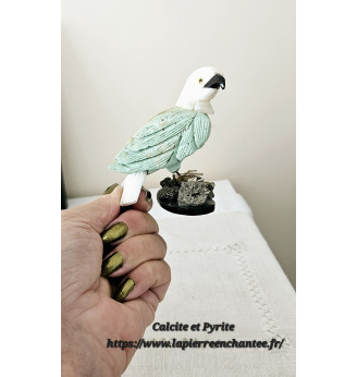 Oiseau en Calcite sur un socle en Pyrite.