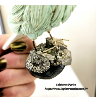 Oiseau en Calcite sur un socle en Pyrite.