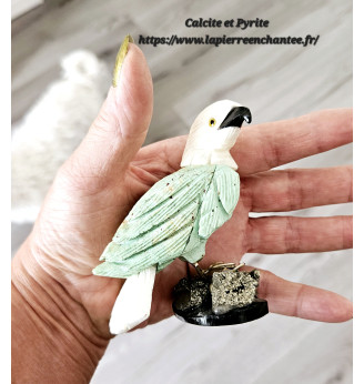 Oiseau en Calcite sur un socle en Pyrite.