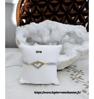 Bracelets en macramé réglables et cœurs en strass .