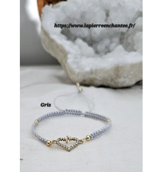 Bracelets en macramé réglables et cœurs en strass .