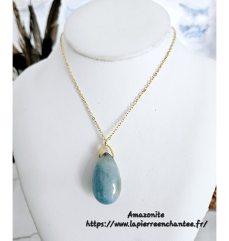 Pendentif en Amazonite, forme goutte, chaîne dorée.