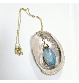 Pendentif en Amazonite, forme goutte, chaîne dorée.