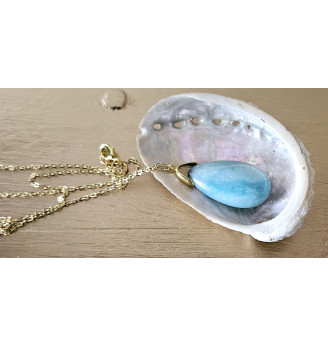 Pendentif en Amazonite, forme goutte, chaîne dorée.