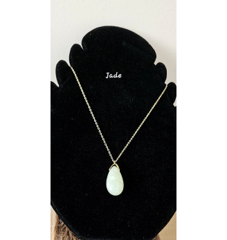 Pendentif en Jade forme goutte, chaîne dorée.