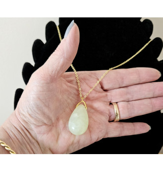 Pendentif en Jade forme goutte, chaîne dorée.