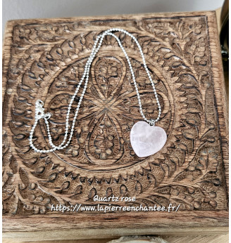 Pendentif en Quartz rose forme cœur.