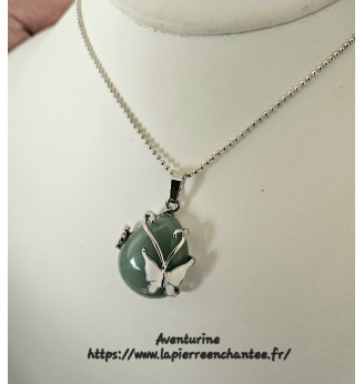 Pendentif en Aventurine motif argenté Papillon .