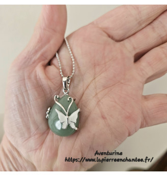 Pendentif en Aventurine motif argenté Papillon .