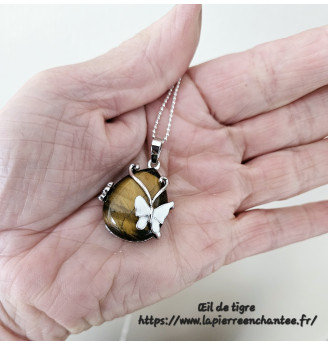 Pendentif en Œil de Tigre et son papillon .