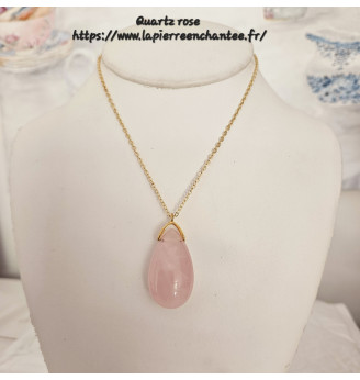 Pendentif en Quartz rose, forme goutte, chaîne dorée.