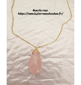 Pendentif en Quartz rose, forme goutte, chaîne dorée.