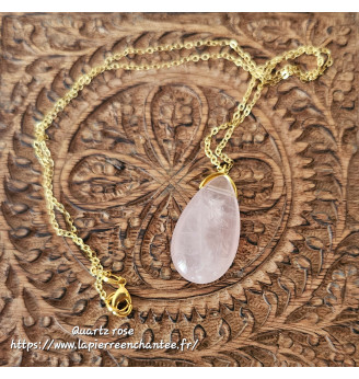 Pendentif en Quartz rose, forme goutte, chaîne dorée.