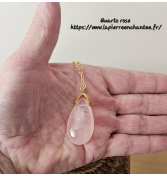 Pendentif en Quartz rose, forme goutte, chaîne dorée.