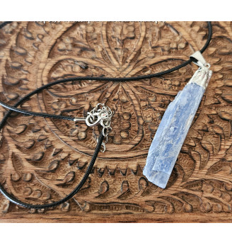 Pendentif en Cyanite brute, cordon noir offert .
