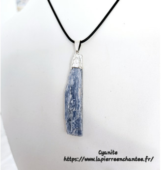 Pendentif en Cyanite brute, cordon noir offert .