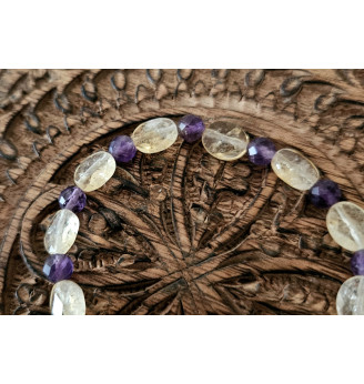 Bracelet en Citrine et Améthyste, bijou bien-être aux finitions dorées.