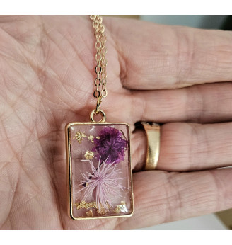 Pendentif en résine avec fleurs séchées roses – Bijou élégant femme