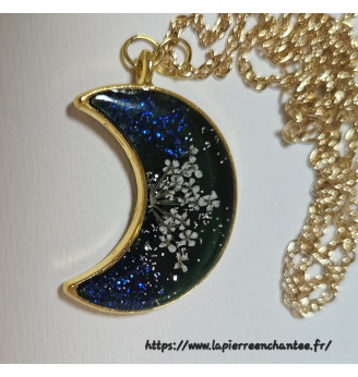 Pendentif  en résine cristal , lune bleu nuit, paillettes et fleur séchée – Chaîne dorée incluse