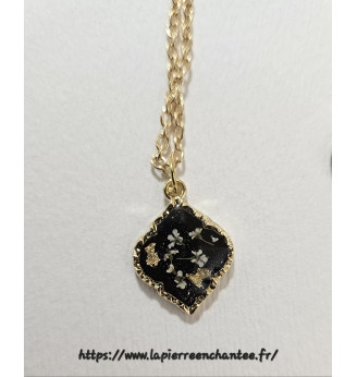 Ensemble en résine, Pendentif et boucles longues dorées  , fond noir.