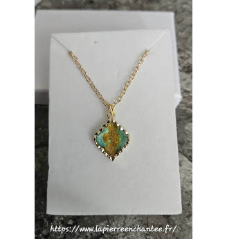 Pendentif  en résine pailletée turquoise et feu – Médaillon carré .