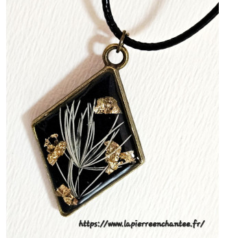 Pendentif en résine cristal fond noir – Fleurs séchées et feuilles d’or