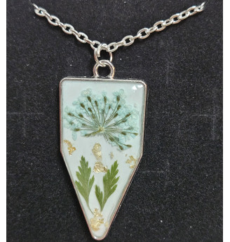 Pendentif en résine fond blanc – Fleurs séchées bleues et turquoise, feuilles d’or
