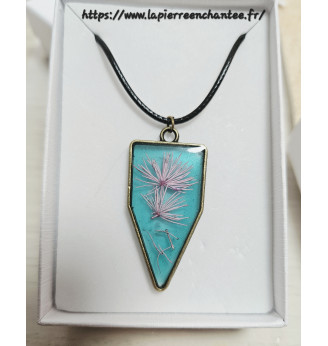 Pendentif en résine cristal verte et fleurs séchées roses