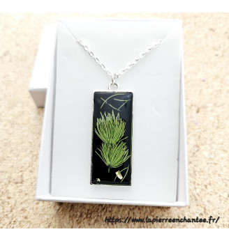 Pendentif en résine et fleurs séchées naturelles vertes .
