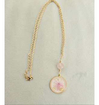 Pendentif en résine fleurs séchées  naturelles et Quartz rose .