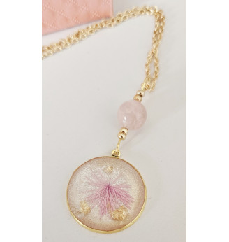 Pendentif en résine fleurs séchées  naturelles et Quartz rose .