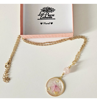 Pendentif en résine fleurs séchées  naturelles et Quartz rose .