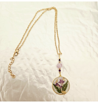 Pendentif en résine, fleurs séchées naturelles et Améthyste.