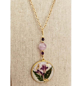 Pendentif en résine, fleurs séchées naturelles et Améthyste.